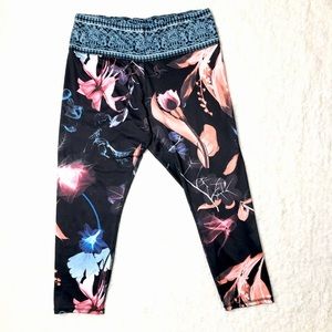 Black Floral printed high waisted gym pant.Size XL